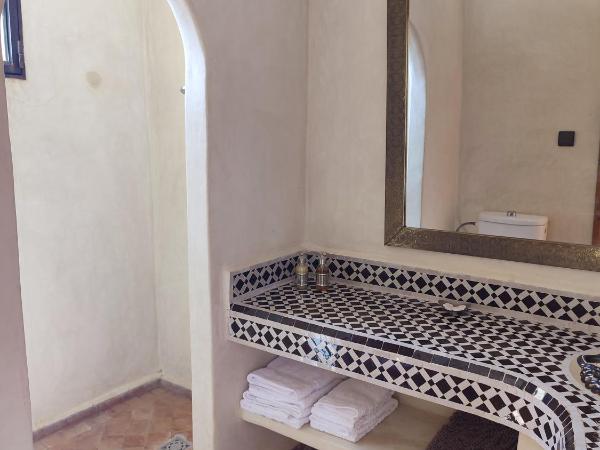 Riad Bini-Ddik : photo 1 de la chambre chambre lit queen-size - vue sur piscine