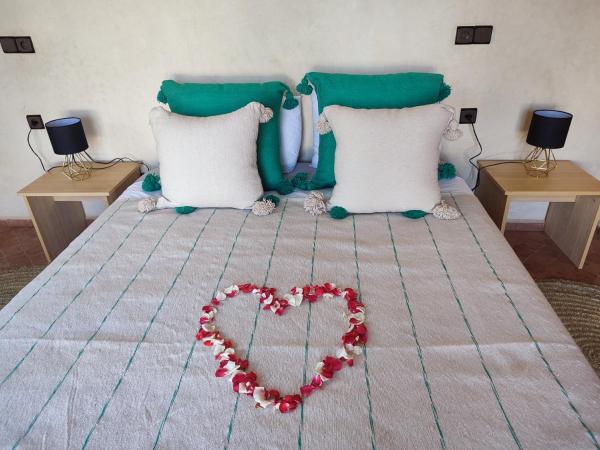 Riad Bini-Ddik : photo 7 de la chambre chambre lit queen-size - vue sur piscine