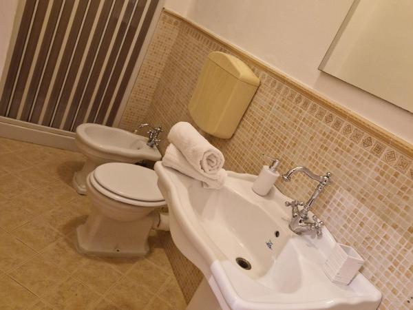 Villa Margot Mondello : photo 3 de la chambre chambre double deluxe avec lit d'appoint