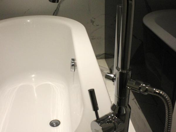 WeEnjoy Hotels Grand Prix Aeropuerto CDMX : photo 10 de la chambre suite deluxe avec baignoire spa