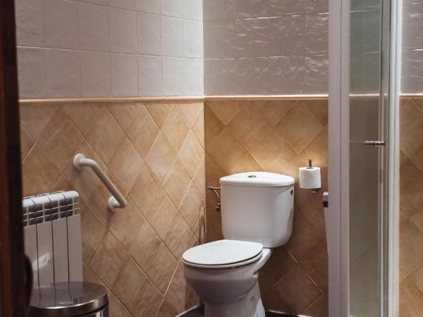 San Sebastián DOT Rooms : photo 4 de la chambre chambre lits jumeaux avec salle de bains commune