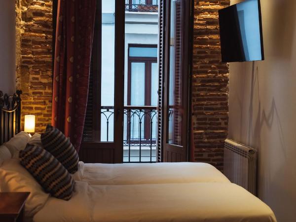 San Sebastián DOT Rooms : photo 9 de la chambre chambre lits jumeaux avec salle de bains commune