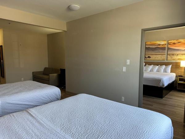 Days Inn by Wyndham Oklahoma City : photo 6 de la chambre 1 king bed, 2 queen beds, two-bedroom suite, non-smoking