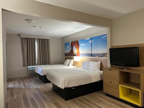 Days Inn by Wyndham Oklahoma City : photo 4 de la chambre 1 king bed, 2 queen beds, two-bedroom suite, non-smoking