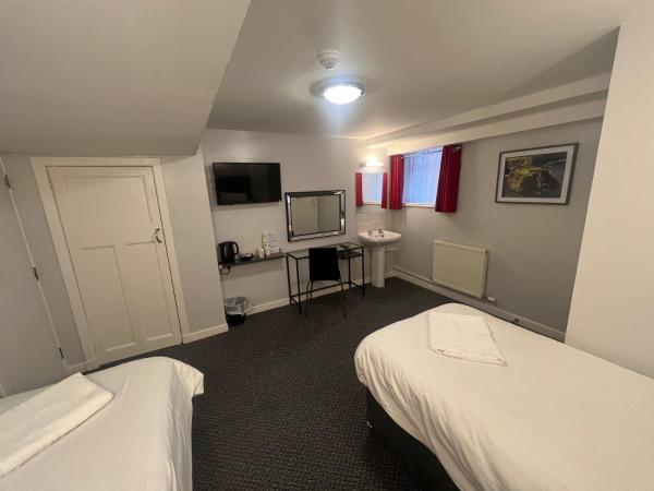 Lost Guest House Aberdeen : photo 5 de la chambre chambre lits jumeaux avec salle de bains commune