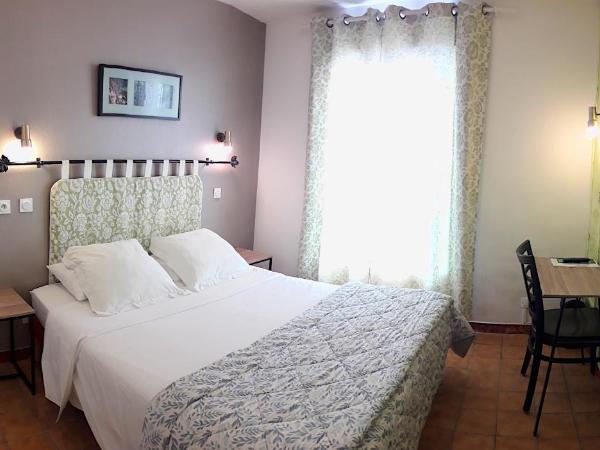 Hôtel Saint Michel : photo 3 de la chambre chambre double avec salle de bains privative