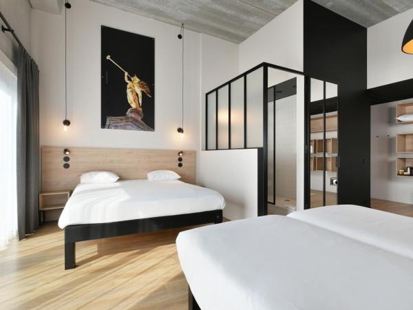 ibis Styles Namur : photo 7 de la chambre chambre familiale standard avec 1 lit double et canapé