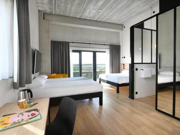 ibis Styles Namur : photo 5 de la chambre chambre familiale standard avec 1 lit double et canapé