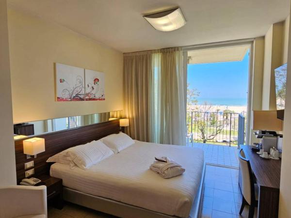 Mercure Rimini Lungomare : photo 9 de la chambre chambre double privilège avec balcon - vue sur mer