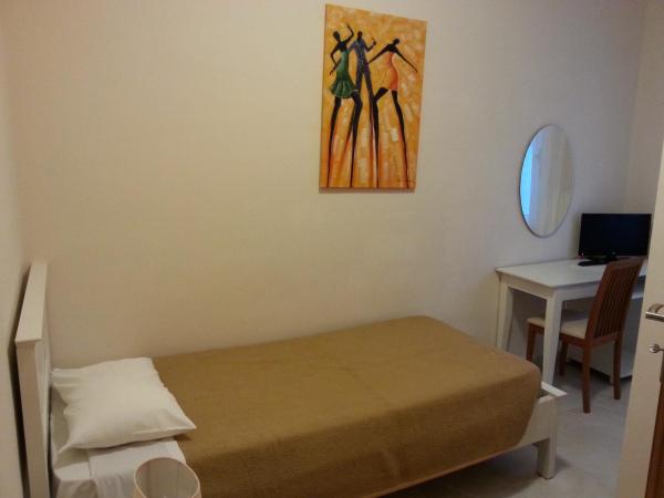 International Hotel : photo 2 de la chambre chambre simple sans balcon - demi sous-sol