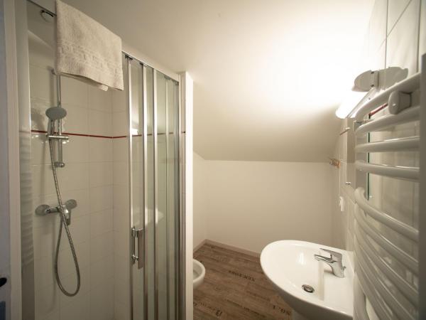 Chalet Annapurna : photo 3 de la chambre chambre triple avec salle de bains privative