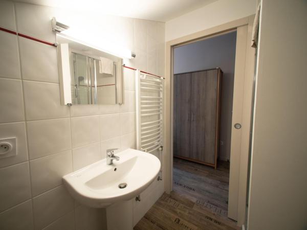 Chalet Annapurna : photo 4 de la chambre chambre triple avec salle de bains privative