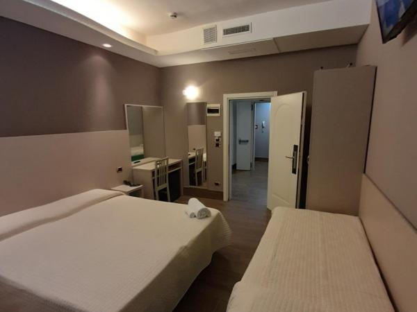Hotel Royal Plaza : photo 6 de la chambre chambre triple confort