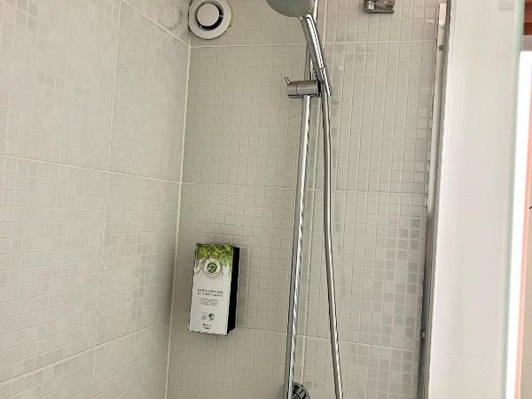 Campanile Troyes Sud - Buchères : photo 6 de la chambre chambre standard - 2 lits simples et 1 lit junior (jusqu'à 10 ans)