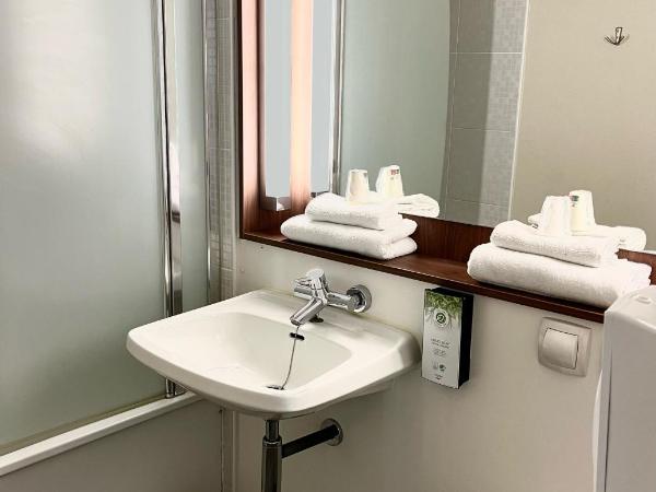 Campanile Troyes Sud - Buchères : photo 5 de la chambre chambre standard - 2 lits simples et 1 lit junior (jusqu'à 10 ans)