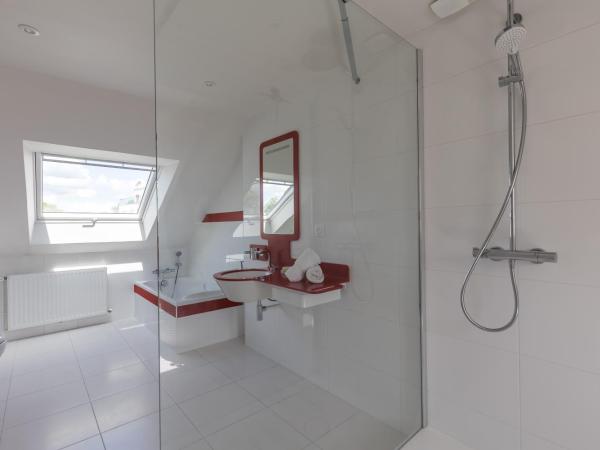 Villa Misano : photo 9 de la chambre chambre double avec salle de bains privative