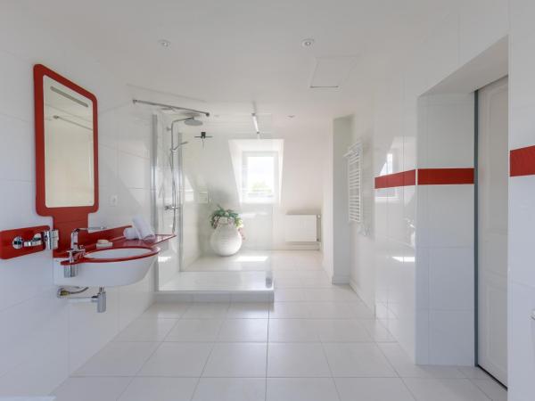 Villa Misano : photo 10 de la chambre chambre double avec salle de bains privative