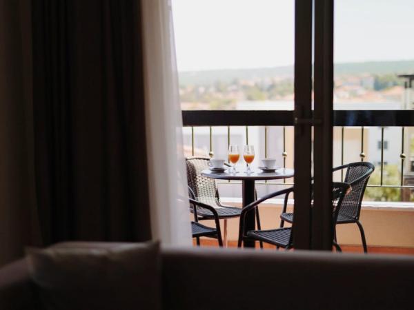 Blue Waves Resort : photo 1 de la chambre suite supérieure avec balcon - vue sur mer