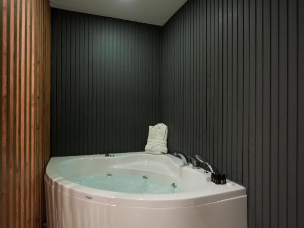 Hotel Kurucesme Business : photo 7 de la chambre chambre double deluxe avec baignoire
