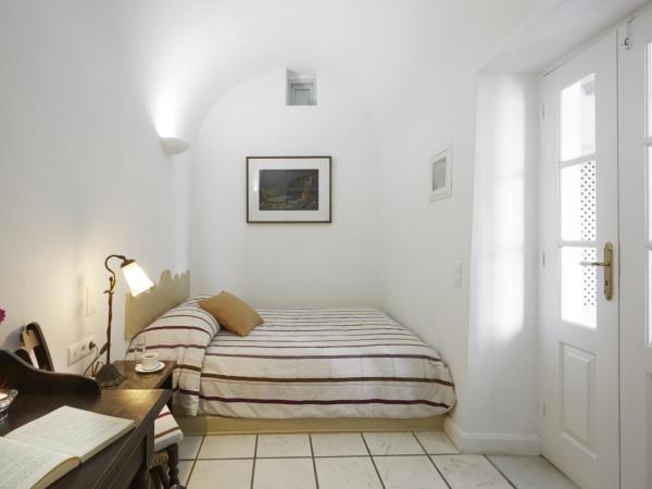 Cori Rigas Suites : photo 3 de la chambre petite suite avec bain à remous et terrasse avec vue sur la caldeira 