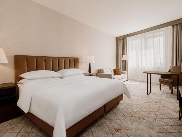 Sheraton Poznan Hotel : photo 1 de la chambre deluxe, larger guest room, 1 king, sofa bed