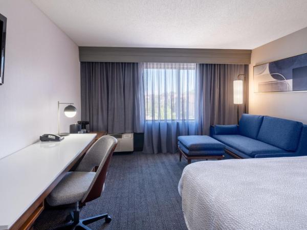 Courtyard by Marriott Colorado Springs South : photo 4 de la chambre chambre lit king-size avec canapé-lit - vue sur cour