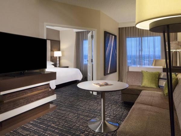 Dallas Marriott Suites Medical/Market Center : photo 1 de la chambre one bedroom suite with one king bed and sofa bed