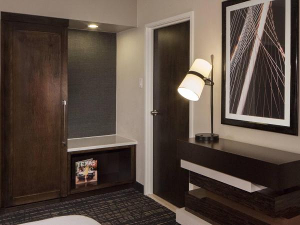 Dallas Marriott Suites Medical/Market Center : photo 3 de la chambre renovated one-bedroom suite with two double beds and sofa bed - high floor