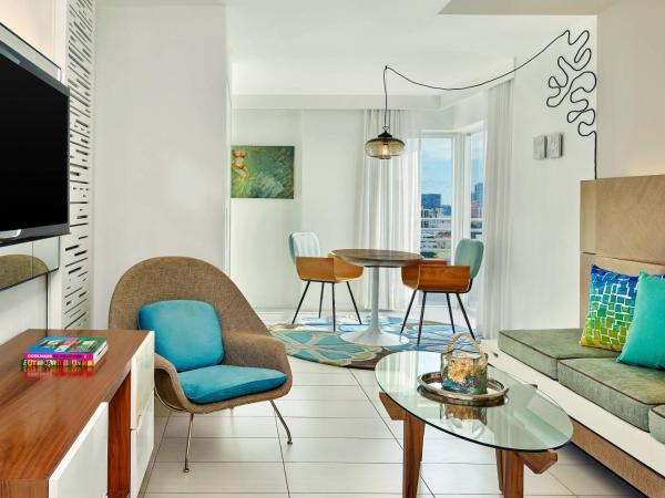Royal Palm South Beach Miami, a Tribute Portfolio Resort : photo 1 de la chambre suite 1 chambre lit king-size – vue sur ville