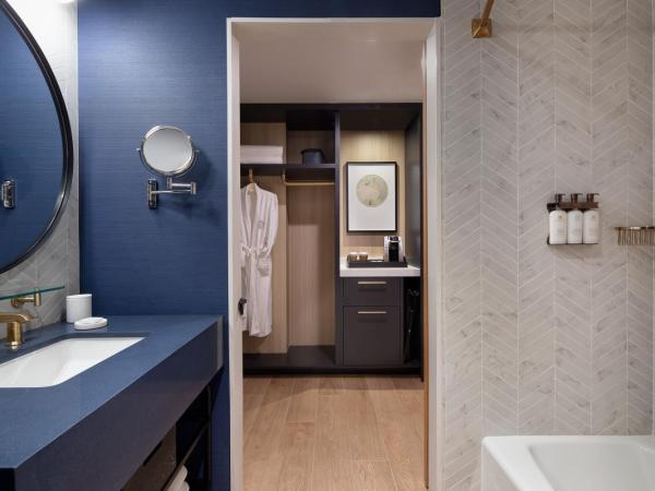 The Ellison, Oklahoma City, a Tribute Portfolio Hotel : photo 2 de la chambre queen room with two queen beds and urban view