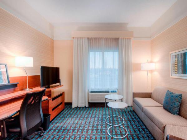 Fairfield Inn & Suites by Marriott Charlotte Airport : photo 1 de la chambre suite lit king-size avec canapé-lit