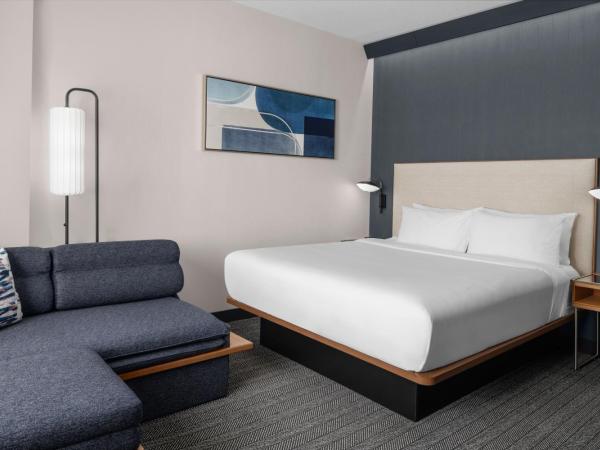 Courtyard by Marriott Calgary Downtown : photo 2 de la chambre chambre lit king-size
