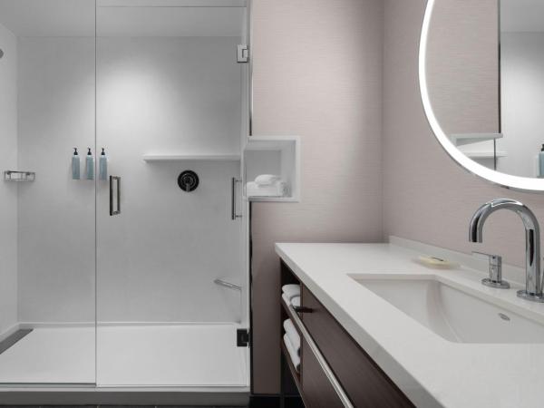 Courtyard by Marriott Calgary Downtown : photo 7 de la chambre chambre lit king-size