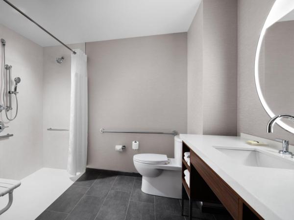 Courtyard by Marriott Calgary Downtown : photo 8 de la chambre chambre lit king-size