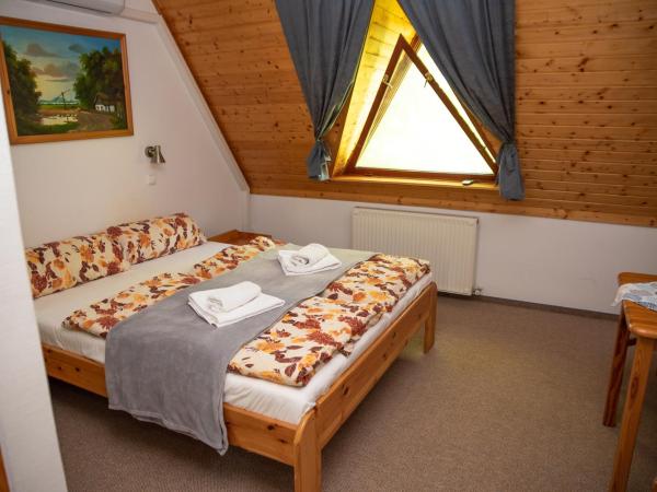 Castrum Camping & Pension : photo 1 de la chambre chambre double avec salle de bains privative