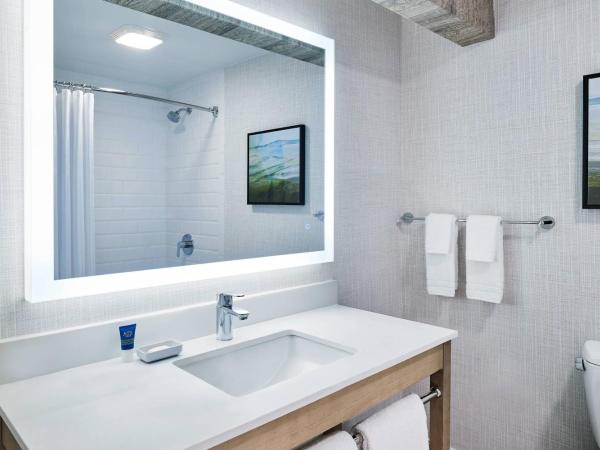 Four Points Marriott Salt Lake City Airport : photo 8 de la chambre suite junior lit king-size avec canapé-lit