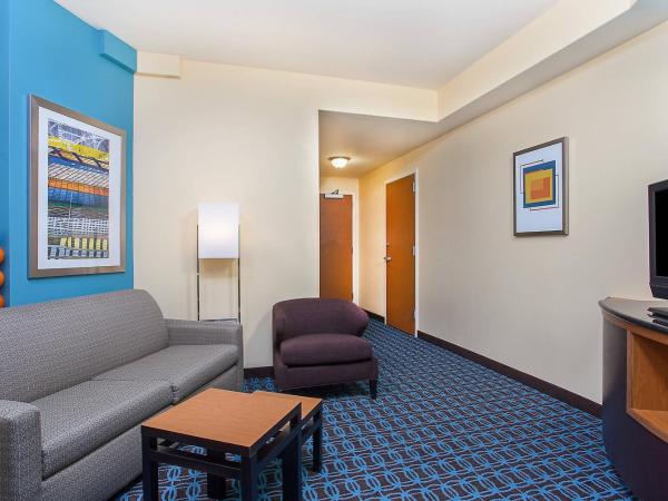Fairfield Inn & Suites Louisville East : photo 3 de la chambre suite lit king-size avec canapé-lit