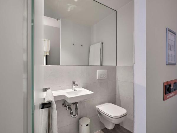 easyHotel Brussels City Centre : photo 2 de la chambre chambre lits jumeaux