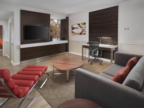 Delta Hotels by Marriott Edmonton Centre Suites : photo 7 de la chambre suite 1 chambre lit king-size