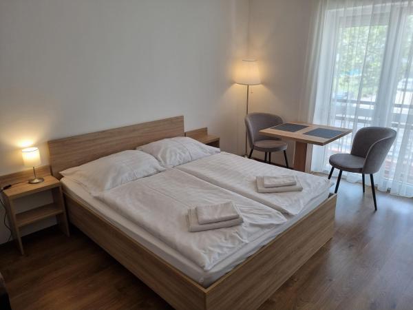 Ádám Apartmanház : photo 5 de la chambre chambre double - vue sur rue