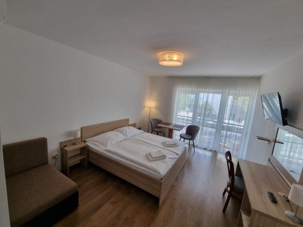 Ádám Apartmanház : photo 3 de la chambre chambre double - vue sur rue