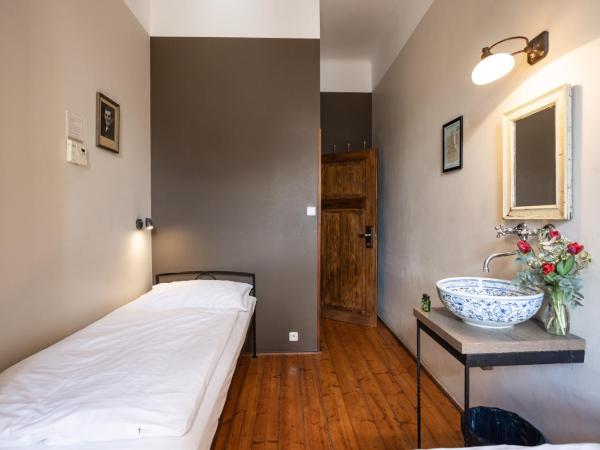 Sir Toby's Hostel : photo 2 de la chambre chambre lits jumeaux avec salle de bains commune