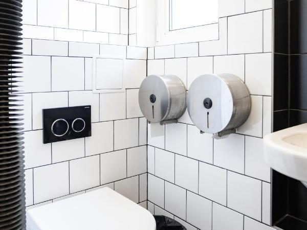 Sir Toby's Hostel : photo 8 de la chambre chambre lits jumeaux avec salle de bains commune