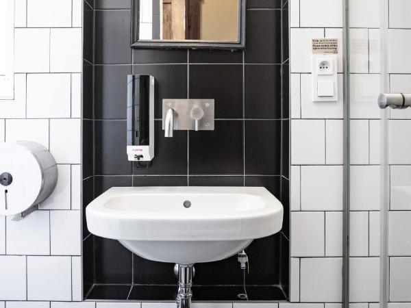 Sir Toby's Hostel : photo 6 de la chambre chambre lits jumeaux avec salle de bains commune