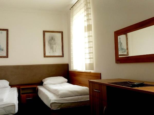 Hotel i Restauracja 13 Smaków : photo 1 de la chambre chambre double ou lits jumeaux avec salle de bains