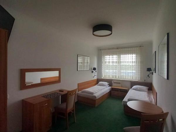 Hotel i Restauracja 13 Smaków : photo 1 de la chambre chambre triple avec salle de bains