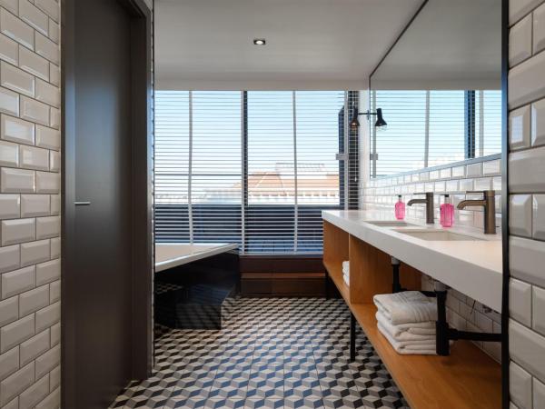 Moxy Lisbon City : photo 2 de la chambre grande chambre lit queen-size megastar avec canapé-lit