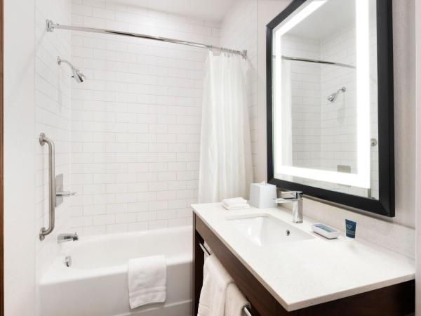 Four Points by Sheraton Calgary Airport : photo 2 de la chambre chambre standard lit queen-size