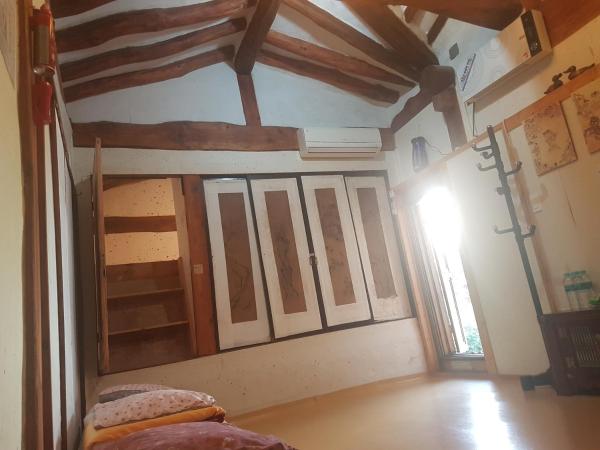 Gongsimga Hanok Guesthouse : photo 2 de la chambre chambre quadruple avec salle de bains privative