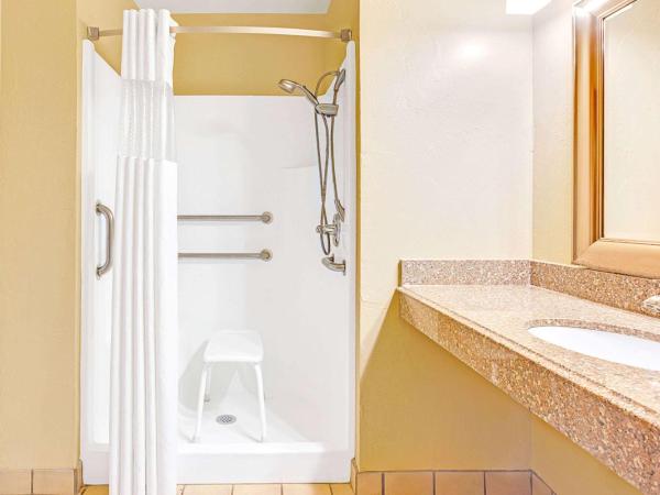 Days Inn by Wyndham Oklahoma City : photo 6 de la chambre chambre lit king-size pour personnes à mobilité réduite - non-fumeurs